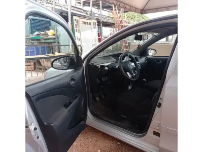 LOTE 471 - 01 TOYOTA ETIOS HB X NA COR PRATA; ALCOOL/GASOLINA; ANO 2014. (NO ESTADO)