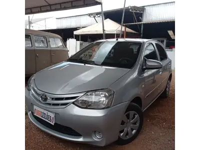 LOTE 471 - 01 TOYOTA ETIOS HB X NA COR PRATA; ALCOOL/GASOLINA; ANO 2014. (NO ESTADO)