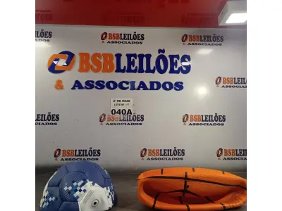 LOTE 040 - 01 BOLA DE BASQUETE E 01 BOLA DE FUTEBOL. (NO ESTADO, LEILÃO NÃO TEM GARANTIA E NEM DEVOLUÇÃO, SUJEITO A POSSÍVEIS AVARIAS VISÍVEIS/OCULTAS E/OU AUSÊNCIA DE COMPONENTES).