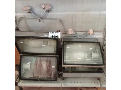 LOTE 466 - 04 LUMINÁRIAS DE PÁTIO. (NO ESTADO, LEILÃO NÃO TEM GARANTIA E NEM DEVOLUÇÃO, SUJEITO A POSSÍVEIS AVARIAS VISÍVEIS/OCULTAS E/OU AUSÊNCIA DE COMPONENTES).