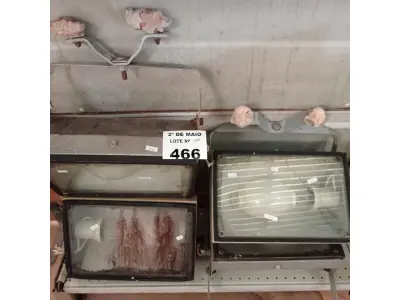 LOTE 466 - 04 LUMINÁRIAS DE PÁTIO. (NO ESTADO, LEILÃO NÃO TEM GARANTIA E NEM DEVOLUÇÃO, SUJEITO A POSSÍVEIS AVARIAS VISÍVEIS/OCULTAS E/OU AUSÊNCIA DE COMPONENTES).