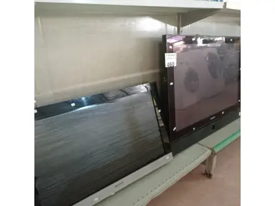 LOTE 460 - 01 TV DE PLASMA MARCA SAMSUNG 42” E 01 SONY BRAVIA 32” POL PARA RETIRADA DE PEÇAS. (NO ESTADO, LEILÃO NÃO TEM GARANTIA E NEM DEVOLUÇÃO, SUJEITO A POSSÍVEIS AVARIAS VISÍVEIS/OCULTAS E/OU AUSÊNCIA DE COMPONENTES).