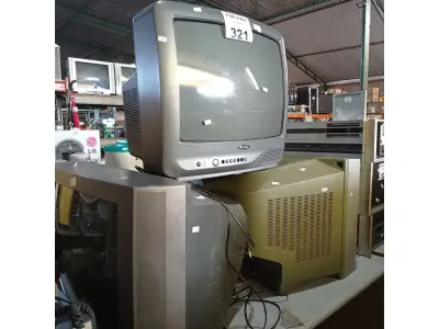 LOTE 321 - 03 TV’S DE TUBO MARCAS E MODELOS DIVERSOS. (NO ESTADO, LEILÃO NÃO TEM GARANTIA E NEM DEVOLUÇÃO, SUJEITO A POSSÍVEIS AVARIAS VISÍVEIS/OCULTAS E/OU AUSÊNCIA DE COMPONENTES).