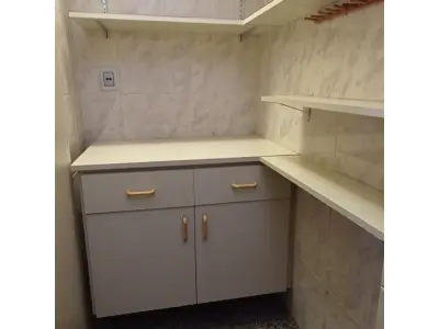 LOTE 302 - 01 ARMÁRIO BAIXO COM 02 GAVETA E 02 PORTAS E PRATELEIRAS EM MADEIRA (NO ESTADO, NÃO SABEMOS SE FUNCIONA. LEILÃO NÃO TEM GARANTIA E NEM DEVOLUÇÃO).