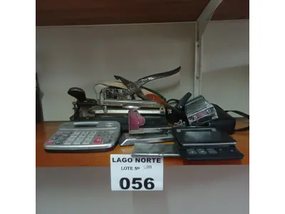 LOTE 056 - 01 LOTE COM CALCULADORAS, FURADORES DE PAPEL, GRAMPEADORES (NO ESTADO, NÃO SABEMOS SE FUNCIONA. LEILÃO NÃO TEM GARANTIA E NEM DEVOLUÇÃO).