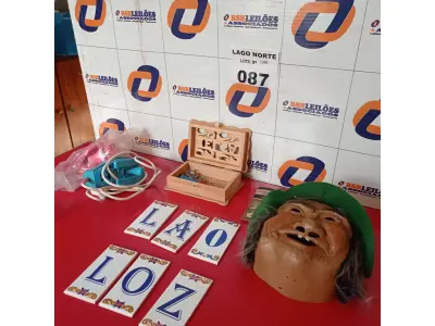 LOTE 087 - 01 LOTE COM MASSAGEADOR ANTIGO, CERÂMICAS COM LETRAS E 01 MÁSCARA (NO ESTADO, NÃO SABEMOS SE FUNCIONA. LEILÃO NÃO TEM GARANTIA E NEM DEVOLUÇÃO).