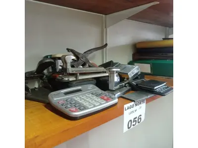 LOTE 056 - 01 LOTE COM CALCULADORAS, FURADORES DE PAPEL, GRAMPEADORES (NO ESTADO, NÃO SABEMOS SE FUNCIONA. LEILÃO NÃO TEM GARANTIA E NEM DEVOLUÇÃO).