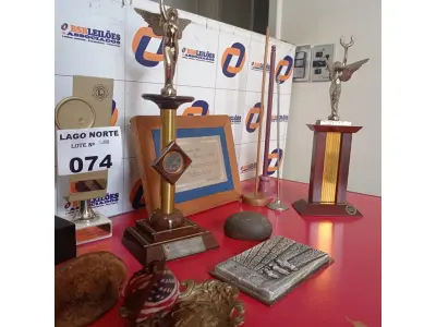 LOTE 074 - 01 LOTE COM ARTIGOS COMEMORATIVOS E TROFÉUS (NO ESTADO, NÃO SABEMOS SE FUNCIONA. LEILÃO NÃO TEM GARANTIA E NEM DEVOLUÇÃO).