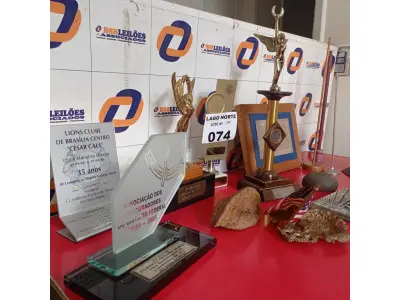 LOTE 074 - 01 LOTE COM ARTIGOS COMEMORATIVOS E TROFÉUS (NO ESTADO, NÃO SABEMOS SE FUNCIONA. LEILÃO NÃO TEM GARANTIA E NEM DEVOLUÇÃO).