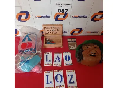 LOTE 087 - 01 LOTE COM MASSAGEADOR ANTIGO, CERÂMICAS COM LETRAS E 01 MÁSCARA (NO ESTADO, NÃO SABEMOS SE FUNCIONA. LEILÃO NÃO TEM GARANTIA E NEM DEVOLUÇÃO).