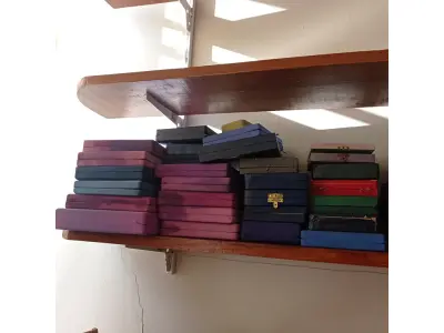 LOTE 094 - 01 LOTE C/CAIXAS PARA MEDALHAS (NO ESTADO, NÃO SABEMOS SE FUNCIONA. LEILÃO NÃO TEM GARANTIA E NEM DEVOLUÇÃO).