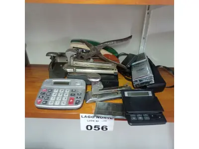 LOTE 056 - 01 LOTE COM CALCULADORAS, FURADORES DE PAPEL, GRAMPEADORES (NO ESTADO, NÃO SABEMOS SE FUNCIONA. LEILÃO NÃO TEM GARANTIA E NEM DEVOLUÇÃO).