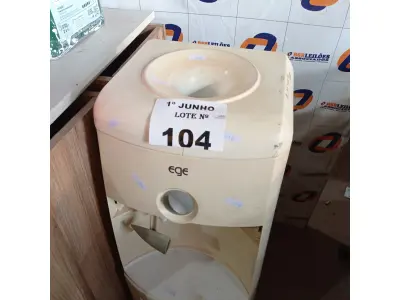 LOTE 104 - 01 BEBEDOURO PARA GARRAFÃO MARCA EGE 220V. (NO ESTADO, LEILÃO NÃO TEM GARANTIA E NEM DEVOLUÇÃO, SUJEITO A POSSÍVEIS AVARIAS VISÍVEIS/OCULTAS E/OU AUSÊNCIA DE COMPONENTES).