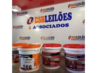 LOTE 166 - 02 BALDES DE DRYKOVEDA E 02 BALDES DE DESMOLDANTE PARA FORMAS 3,6L. (NO ESTADO, LEILÃO NÃO TEM GARANTIA E NEM DEVOLUÇÃO, SUJEITO A POSSÍVEIS AVARIAS VISÍVEIS/OCULTAS E/OU AUSÊNCIA DE COMPONENTES).