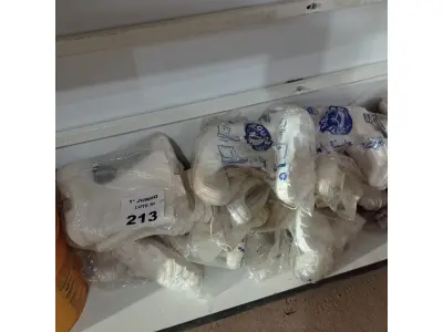 LOTE 213 - 15 PARES DE BOTINAS EM PVC NA COR BRANCA Nº34, 01 NÚMERO 36. (NO ESTADO, LEILÃO NÃO TEM GARANTIA E NEM DEVOLUÇÃO, SUJEITO A POSSÍVEIS AVARIAS VISÍVEIS/OCULTAS E/OU AUSÊNCIA DE COMPONENTES).