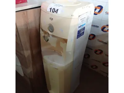 LOTE 104 - 01 BEBEDOURO PARA GARRAFÃO MARCA EGE 220V. (NO ESTADO, LEILÃO NÃO TEM GARANTIA E NEM DEVOLUÇÃO, SUJEITO A POSSÍVEIS AVARIAS VISÍVEIS/OCULTAS E/OU AUSÊNCIA DE COMPONENTES).