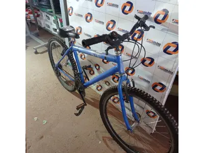 LOTE 229 - 01 BICICLETA ARO 26. (NO ESTADO, LEILÃO NÃO TEM GARANTIA E NEM DEVOLUÇÃO, SUJEITO A POSSÍVEIS AVARIAS VISÍVEIS/OCULTAS E/OU AUSÊNCIA DE COMPONENTES).