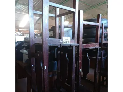LOTE 423 - 04 CADEIRAS EM MADEIRA. (NO ESTADO, LEILÃO NÃO TEM GARANTIA E NEM DEVOLUÇÃO, SUJEITO A POSSÍVEIS AVARIAS VISÍVEIS/OCULTAS E/OU AUSÊNCIA DE COMPONENTES).