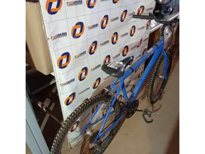 LOTE 229 - 01 BICICLETA ARO 26. (NO ESTADO, LEILÃO NÃO TEM GARANTIA E NEM DEVOLUÇÃO, SUJEITO A POSSÍVEIS AVARIAS VISÍVEIS/OCULTAS E/OU AUSÊNCIA DE COMPONENTES).