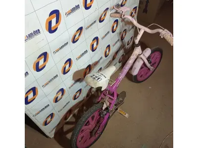 LOTE 221 - 01 BICICLETA INFANTIL ARO 16. (NO ESTADO, LEILÃO NÃO TEM GARANTIA E NEM DEVOLUÇÃO, SUJEITO A POSSÍVEIS AVARIAS VISÍVEIS/OCULTAS E/OU AUSÊNCIA DE COMPONENTES).