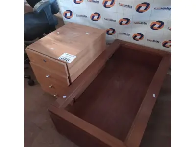 LOTE 428 - 01 MESA DE CENTRO E 01 GAVETEIRO EM MADEIRA COM 04 GAVETAS. (NO ESTADO, LEILÃO NÃO TEM GARANTIA E NEM DEVOLUÇÃO, SUJEITO A POSSÍVEIS AVARIAS VISÍVEIS/OCULTAS E/OU AUSÊNCIA DE COMPONENTES).