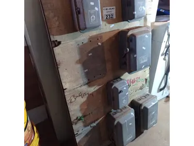 LOTE 232 - 01 QUADRO ELÉTRICO ANTIGO. (NO ESTADO, LEILÃO NÃO TEM GARANTIA E NEM DEVOLUÇÃO, SUJEITO A POSSÍVEIS AVARIAS VISÍVEIS/OCULTAS E/OU AUSÊNCIA DE COMPONENTES).