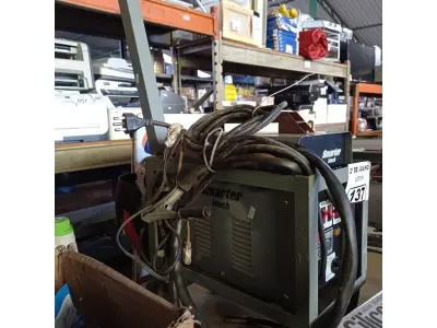 LOTE 137 - 01 MÁQUINA DE SOLDA MIG MARCA INTECH MACHINE MODELO MIG-130. (NO ESTADO, LEILÃO NÃO TEM GARANTIA E NEM DEVOLUÇÃO, SUJEITO A POSSÍVEIS AVARIAS VISÍVEIS/OCULTAS E/OU AUSÊNCIA DE COMPONENTES).