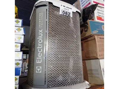 LOTE 082 - 01 CONDENSADORA MARCA ELECTROLUX INVERTER 220V. (NO ESTADO, LEILÃO NÃO TEM GARANTIA E NEM DEVOLUÇÃO, SUJEITO A POSSÍVEIS AVARIAS VISÍVEIS/OCULTAS E/OU AUSÊNCIA DE COMPONENTES).