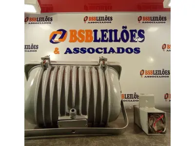 LOTE 103 - 01 LUMINÁRIA DE PÁTIO. (NO ESTADO, LEILÃO NÃO TEM GARANTIA E NEM DEVOLUÇÃO, SUJEITO A POSSÍVEIS AVARIAS VISÍVEIS/OCULTAS E/OU AUSÊNCIA DE COMPONENTES).