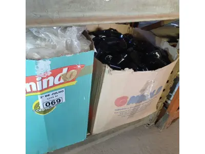 LOTE 069 - 01 LOTE COM GRANDE QUANTIDADE DE FRASCOS. (NO ESTADO, LEILÃO NÃO TEM GARANTIA E NEM DEVOLUÇÃO, SUJEITO A POSSÍVEIS AVARIAS VISÍVEIS/OCULTAS E/OU AUSÊNCIA DE COMPONENTES).
