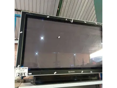 LOTE 281 - 01 TV GRADIENTE 42” POL PARA RETIRADA DE PEÇAS. (NO ESTADO, LEILÃO NÃO TEM GARANTIA E NEM DEVOLUÇÃO, SUJEITO A POSSÍVEIS AVARIAS VISÍVEIS/OCULTAS E/OU AUSÊNCIA DE COMPONENTES).