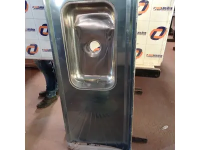 LOTE 261 - 01 PIA EM AÇO INOX CIMENTADA COM 01 CUBA MEDINDO 1,80M X 0,53CM. (NO ESTADO, LEILÃO NÃO TEM GARANTIA E NEM DEVOLUÇÃO, SUJEITO A POSSÍVEIS AVARIAS VISÍVEIS/OCULTAS E/OU AUSÊNCIA DE COMPONENTES).