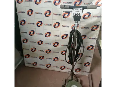 LOTE 306 - 01 ENCERADEIRA INDUSTRIAL. (NO ESTADO, LEILÃO NÃO TEM GARANTIA E NEM DEVOLUÇÃO, SUJEITO A POSSÍVEIS AVARIAS VISÍVEIS/OCULTAS E/OU AUSÊNCIA DE COMPONENTES).