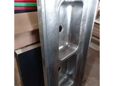 LOTE 240 - 01 PIA EM INOX CUBA DUPLA MEDINDO: 1,80M X 0,56CM. (NO ESTADO, LEILÃO NÃO TEM GARANTIA E NEM DEVOLUÇÃO, SUJEITO A POSSÍVEIS AVARIAS VISÍVEIS/OCULTAS E/OU AUSÊNCIA DE COMPONENTES).