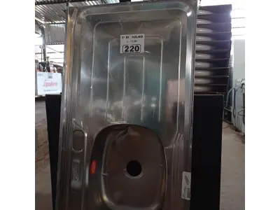 LOTE 220 - 01 PIA EM AÇO INOX CIMENTADA COM 01 CUBA MEDINDO 1,40M X 0,53CM. (NO ESTADO, LEILÃO NÃO TEM GARANTIA E NEM DEVOLUÇÃO, SUJEITO A POSSÍVEIS AVARIAS VISÍVEIS/OCULTAS E/OU AUSÊNCIA DE COMPONENTES).