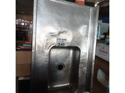 LOTE 240 - 01 PIA EM INOX CUBA DUPLA MEDINDO: 1,80M X 0,56CM. (NO ESTADO, LEILÃO NÃO TEM GARANTIA E NEM DEVOLUÇÃO, SUJEITO A POSSÍVEIS AVARIAS VISÍVEIS/OCULTAS E/OU AUSÊNCIA DE COMPONENTES).