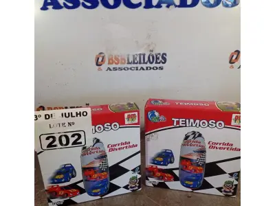 LOTE 202 - 02 BONECOS JOÃO TEIMOSO CORRIDA DIVERTIDA.  (NO ESTADO, LEILÃO NÃO TEM GARANTIA E NEM DEVOLUÇÃO, SUJEITO A POSSÍVEIS AVARIAS VISÍVEIS/OCULTAS E/OU AUSÊNCIA DE COMPONENTES).