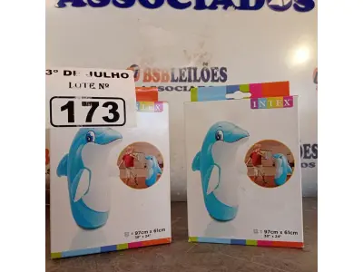 LOTE 173 - 02 BONECOS JOÃO TEIMOSO GOLFINHO.  (NO ESTADO, LEILÃO NÃO TEM GARANTIA E NEM DEVOLUÇÃO, SUJEITO A POSSÍVEIS AVARIAS VISÍVEIS/OCULTAS E/OU AUSÊNCIA DE COMPONENTES).