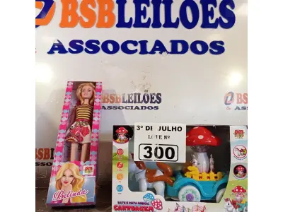 LOTE 300 - 01 BATE-VOLTA MUSICAL CARRUAGEM E 01 BONECA BELINDA. (NO ESTADO, LEILÃO NÃO TEM GARANTIA E NEM DEVOLUÇÃO, SUJEITO A POSSÍVEIS AVARIAS VISÍVEIS/OCULTAS E/OU AUSÊNCIA DE COMPONENTES).