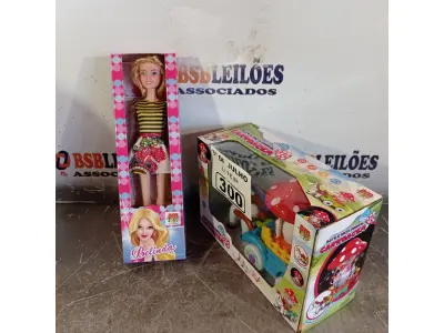 LOTE 300 - 01 BATE-VOLTA MUSICAL CARRUAGEM E 01 BONECA BELINDA. (NO ESTADO, LEILÃO NÃO TEM GARANTIA E NEM DEVOLUÇÃO, SUJEITO A POSSÍVEIS AVARIAS VISÍVEIS/OCULTAS E/OU AUSÊNCIA DE COMPONENTES).