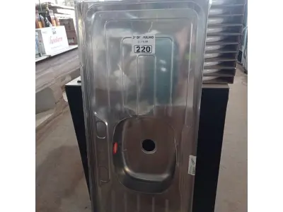 LOTE 220 - 01 PIA EM AÇO INOX CIMENTADA COM 01 CUBA MEDINDO 1,40M X 0,53CM. (NO ESTADO, LEILÃO NÃO TEM GARANTIA E NEM DEVOLUÇÃO, SUJEITO A POSSÍVEIS AVARIAS VISÍVEIS/OCULTAS E/OU AUSÊNCIA DE COMPONENTES).