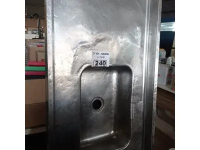 LOTE 240 - 01 PIA EM INOX CUBA DUPLA MEDINDO: 1,80M X 0,56CM. (NO ESTADO, LEILÃO NÃO TEM GARANTIA E NEM DEVOLUÇÃO, SUJEITO A POSSÍVEIS AVARIAS VISÍVEIS/OCULTAS E/OU AUSÊNCIA DE COMPONENTES).