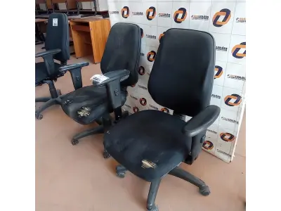LOTE 465 - 02 CADEIRAS DE ESCRITÓRIO COM BASE GIRATÓRIA. (NO ESTADO, LEILÃO NÃO TEM GARANTIA E NEM DEVOLUÇÃO, SUJEITO A POSSÍVEIS AVARIAS VISÍVEIS/OCULTAS E/OU AUSÊNCIA DE COMPONENTES).
