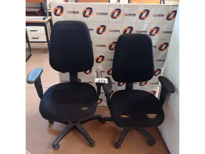LOTE 472 - 02 CADEIRAS DE ESCRITÓRIO COM BASE GIRATÓRIA. (NO ESTADO, LEILÃO NÃO TEM GARANTIA E NEM DEVOLUÇÃO, SUJEITO A POSSÍVEIS AVARIAS VISÍVEIS/OCULTAS E/OU AUSÊNCIA DE COMPONENTES).