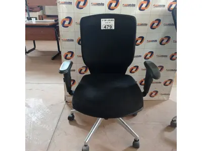 LOTE 479 - 01 CADEIRA DE ESCRITÓRIO COM BASE GIRATÓRIA CROMADA. (NO ESTADO, LEILÃO NÃO TEM GARANTIA E NEM DEVOLUÇÃO, SUJEITO A POSSÍVEIS AVARIAS VISÍVEIS/OCULTAS E/OU AUSÊNCIA DE COMPONENTES).