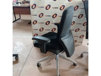 LOTE 479 - 01 CADEIRA DE ESCRITÓRIO COM BASE GIRATÓRIA CROMADA. (NO ESTADO, LEILÃO NÃO TEM GARANTIA E NEM DEVOLUÇÃO, SUJEITO A POSSÍVEIS AVARIAS VISÍVEIS/OCULTAS E/OU AUSÊNCIA DE COMPONENTES).