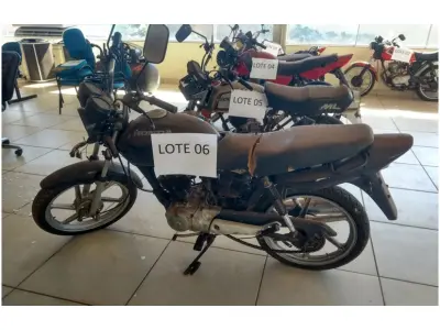 LOTE 708 - MOTOCICLETA BIZ C100 PRETA - SUCATA. (UNIDADE: B-006 - LONDRINA/PR - LOCAL DE RETIRADA: RUA SANTA TEREZINHA, 1377 COM ESQUINA COM A RUA DOS COQUEIROS - BAIRRO: SANTA TEREZINHA – LONDRINA/PR - CEP: 86027-620)