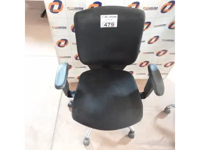 LOTE 479 - 01 CADEIRA DE ESCRITÓRIO COM BASE GIRATÓRIA CROMADA. (NO ESTADO, LEILÃO NÃO TEM GARANTIA E NEM DEVOLUÇÃO, SUJEITO A POSSÍVEIS AVARIAS VISÍVEIS/OCULTAS E/OU AUSÊNCIA DE COMPONENTES).