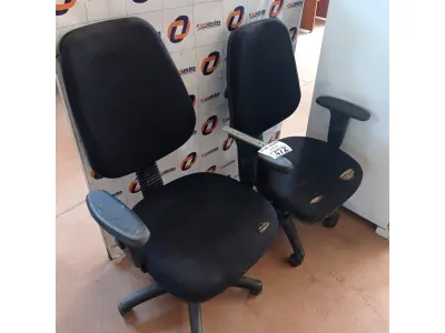 LOTE 472 - 02 CADEIRAS DE ESCRITÓRIO COM BASE GIRATÓRIA. (NO ESTADO, LEILÃO NÃO TEM GARANTIA E NEM DEVOLUÇÃO, SUJEITO A POSSÍVEIS AVARIAS VISÍVEIS/OCULTAS E/OU AUSÊNCIA DE COMPONENTES).
