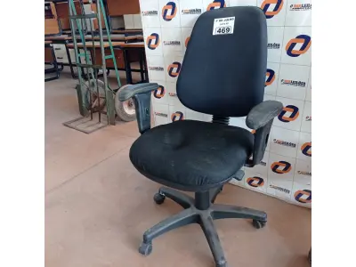 LOTE 469 - 01 CADEIRA DE ESCRITÓRIO COM BASE GIRATÓRIA. (NO ESTADO, LEILÃO NÃO TEM GARANTIA E NEM DEVOLUÇÃO, SUJEITO A POSSÍVEIS AVARIAS VISÍVEIS/OCULTAS E/OU AUSÊNCIA DE COMPONENTES).